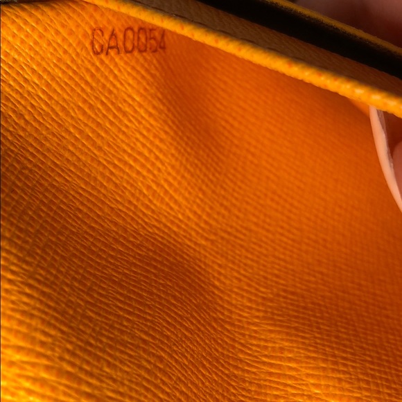 Authentic Vintage Louis Vuitton Epi leather wallet - Picture 7 of 7